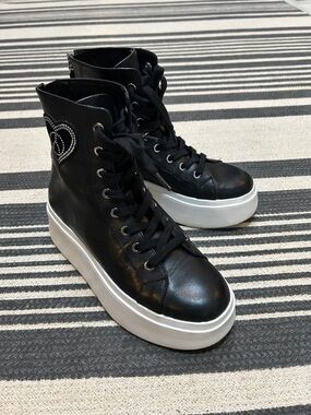 Wishbone Black Platform Lace-Up Women's Sneakers 6.5